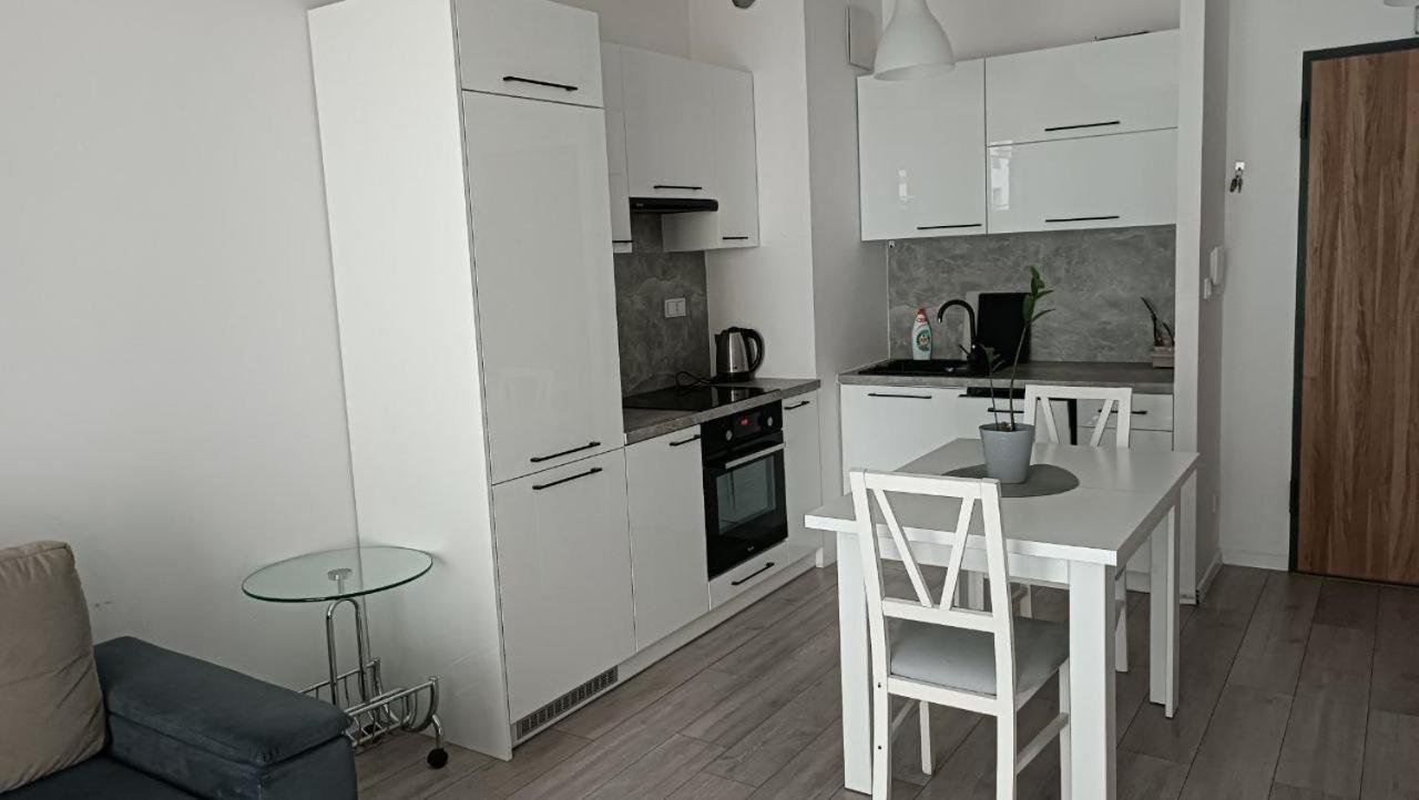 Apartment Z Ogrodkiem Na Warszawskiej Woli Warsaw Exterior photo